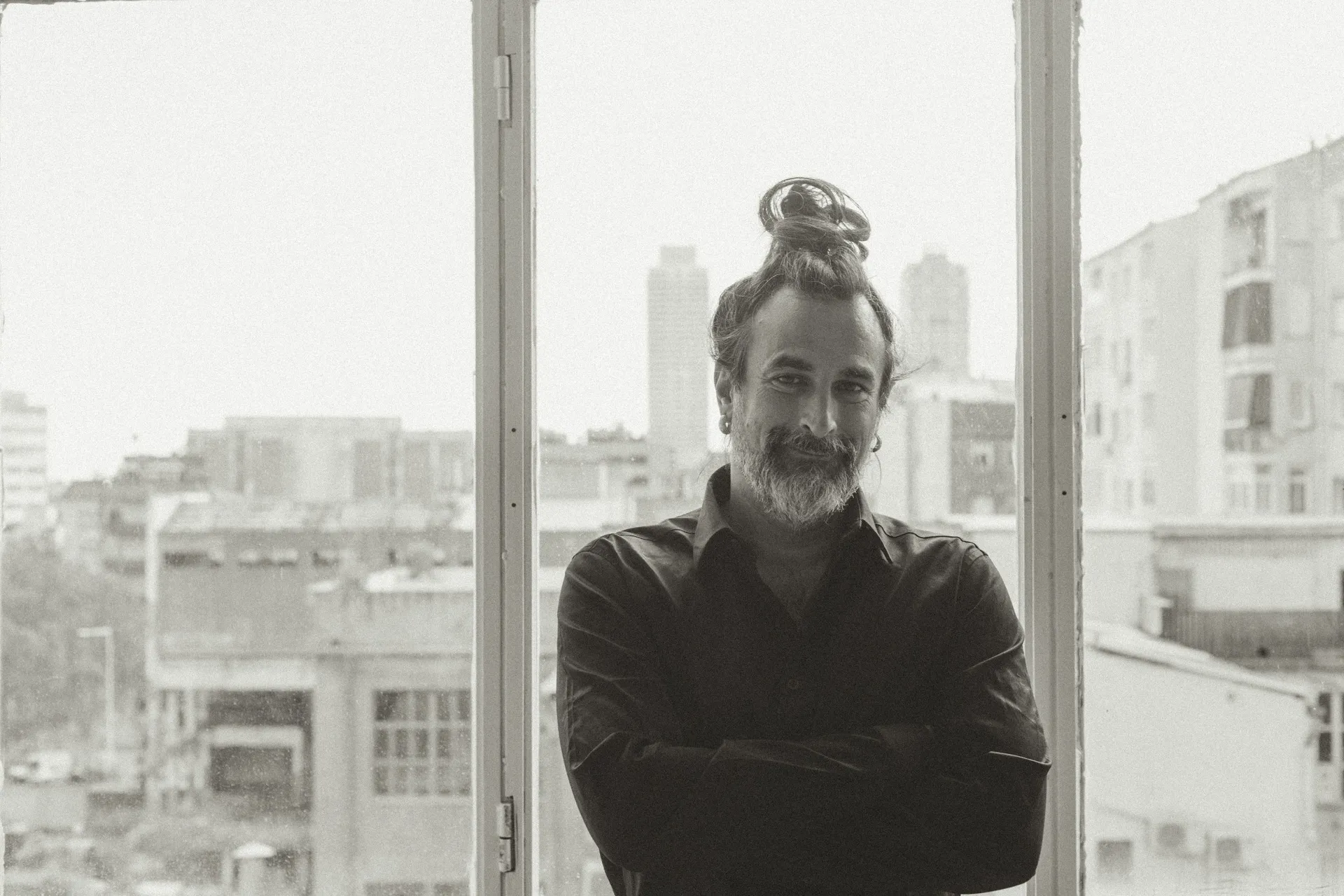 Xavi Domènech, psicoterapeuta transpersonal, con la ciudad al fondo